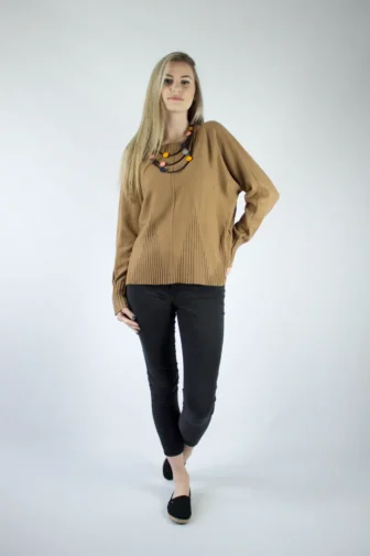 Karmelowy sweter oversize damski z długim rękawem