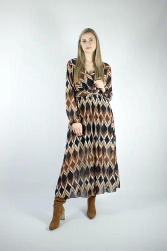 Brązowa sukienka maxi plisowana z paskiem we wzory