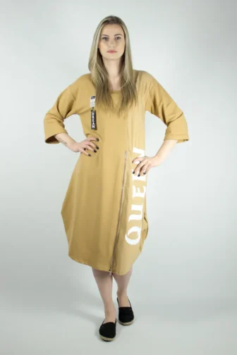 Camelowa sukienka trapezowa z łączonym materiałów