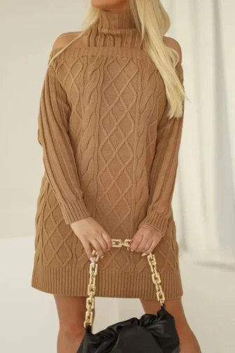 Karmelowa sweterkowa sukienka mini z gołymi ramionami