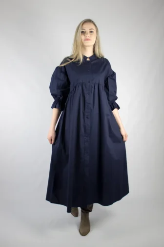 Granatowa sukienka oversize z bufiastymi rękawami