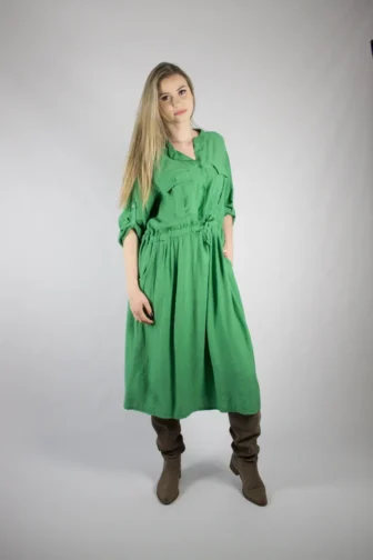 Zielona sukienka oversize wiązana w pasie z wiskozy kreszowanej