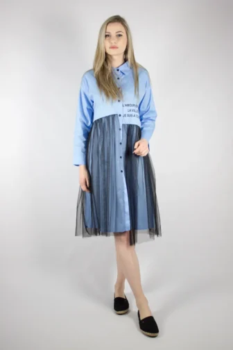 Koszulowa błękitna sukienka ozdobiona tiulem