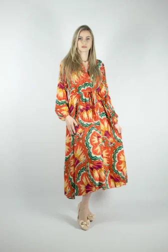 Kopertowa kolorowa sukienka wiązana w pasie