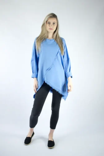 Błękitna asymetryczna bluza oversize z ozdobnymi przeszyciami