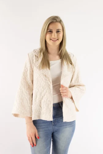 Krótki płaszczyk z wytłaczanym kwiatowym wzorem beżowy