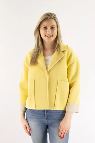 Krótka kurtka z dużymi kieszeniami żółta