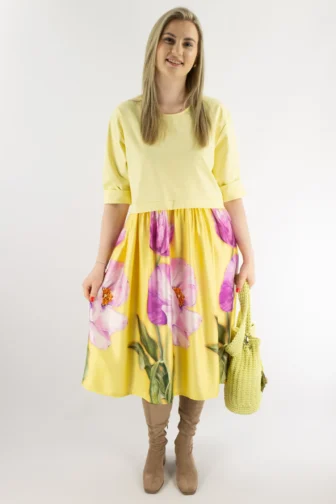 Sukienka punto z satynowym, kwiatowym wzorem żółta